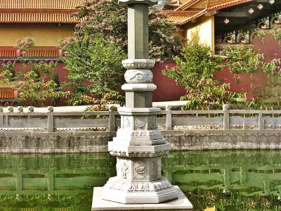佛家寺院大殿门口摆放汉白玉石经幢