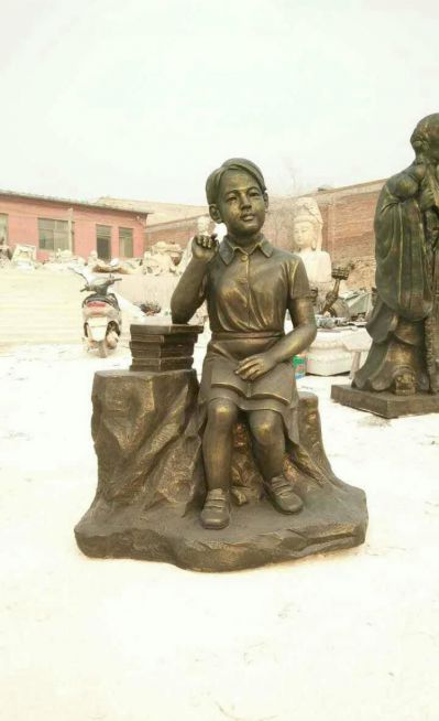 户外景观男孩坐着树墩上的读书博鱼网页版