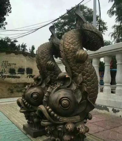 大型广场摆放的两只黑色的玻璃钢创意喷水博鱼网页版