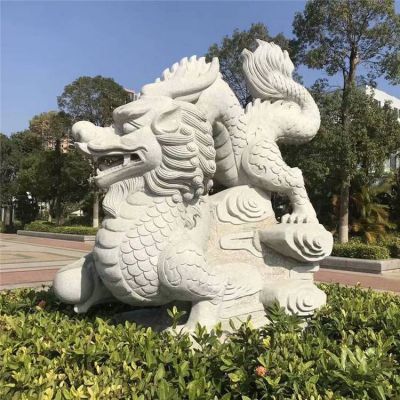 广场摆放十二生肖动物石雕