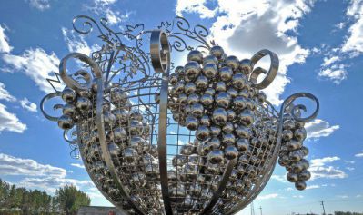 村庄池塘镂空不锈钢葡萄丰收博鱼网页版