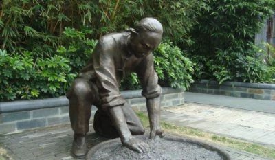 广场铜雕捡茶的人物景观茶博鱼网页版