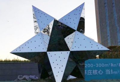 广场上摆放的立体的不锈钢创意五角星博鱼网页版