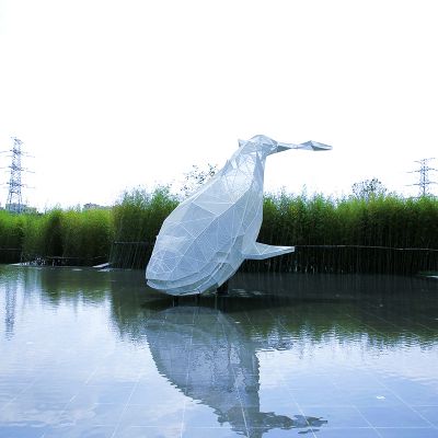 湖水里摆放的潜水的不锈钢创意鲸鱼博鱼网页版