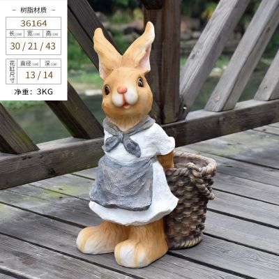 公园一只拿竹筐的树脂兔子博鱼网页版