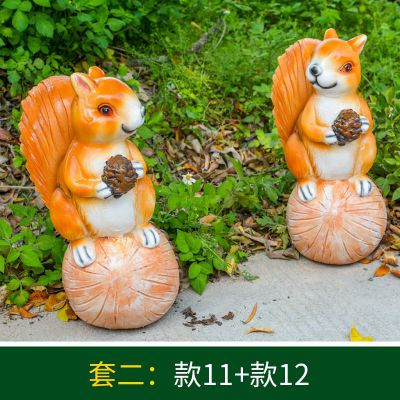 花园两只抱着松子的玻璃钢松鼠博鱼网页版