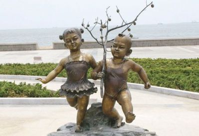 公园玻璃钢仿铜玩耍的儿童博鱼网页版