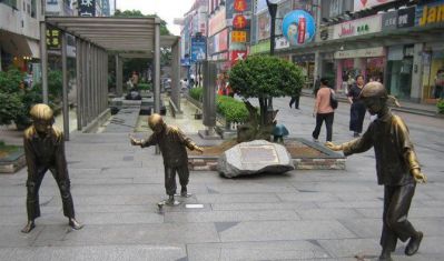 步行街边摆放打陀螺嬉戏儿童玻璃钢仿铜博鱼网页版