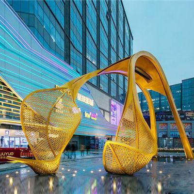 购物广场摆放大型镂空树叶造型景观博鱼网页版