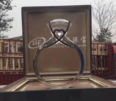 珠宝店门口摆放钻石不锈钢戒指博鱼网页版