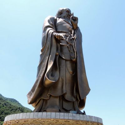 大学公园摆放春秋时思想家太清老子铸铜博鱼网页版
