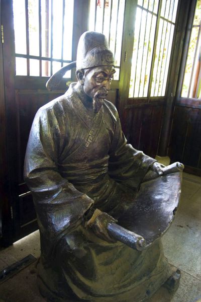 学院摆放唐朝书法家欧阳询玻璃钢仿铜博鱼网页版