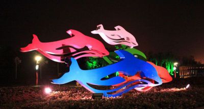 公园几只不锈钢彩色海豚博鱼网页版