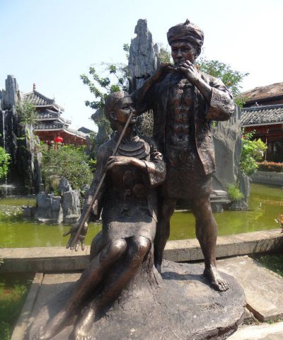 吹奏乐器的少数民族夫妻人物铜雕吹奏博鱼网页版