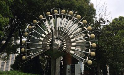 街道边一只骄傲的不锈钢的镂空孔雀博鱼网页版