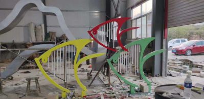 草坪三只颜色不一的抽象鱼博鱼网页版