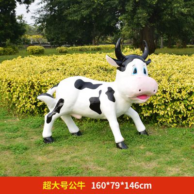 草坪中站立一只四脚玻璃钢大号牛博鱼网页版