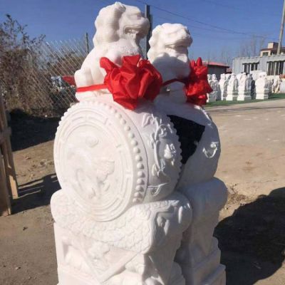 庭院门前摆放汉白玉浮雕小象石墩一对