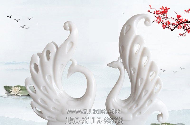 湖边摆放的两只相对的玻璃钢镂空孔雀博鱼网页版