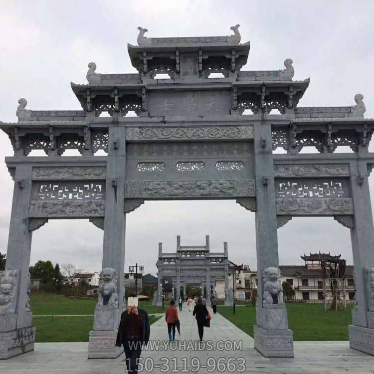 景区入口摆放仿古建筑青石三门五楼石雕牌坊博鱼网页版