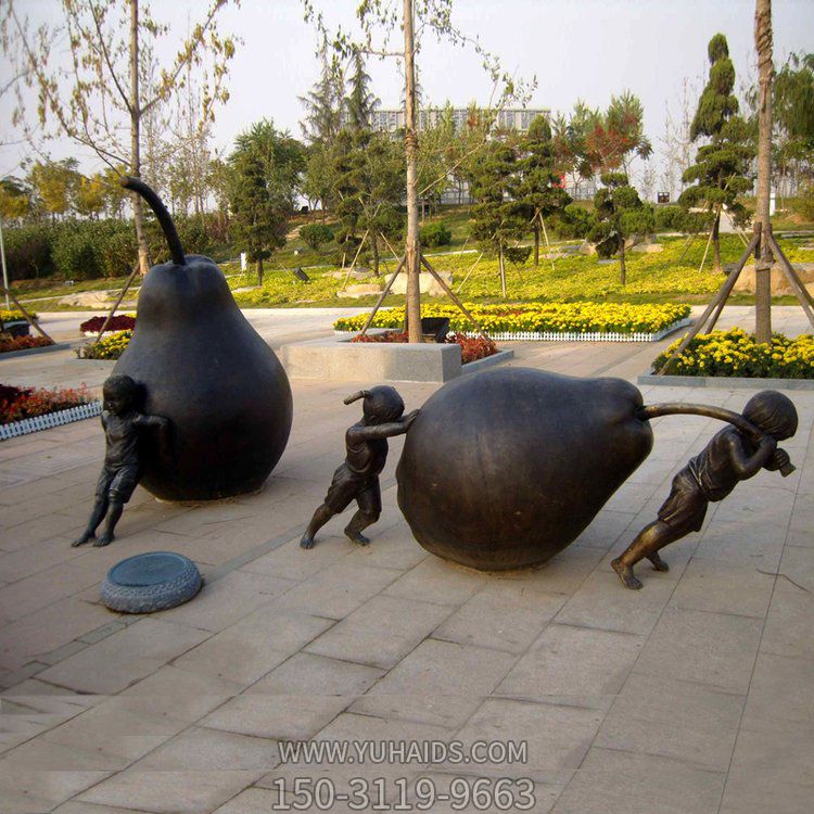 户外园林铸铜民俗人物小孩推鸭梨景观小品博鱼网页版