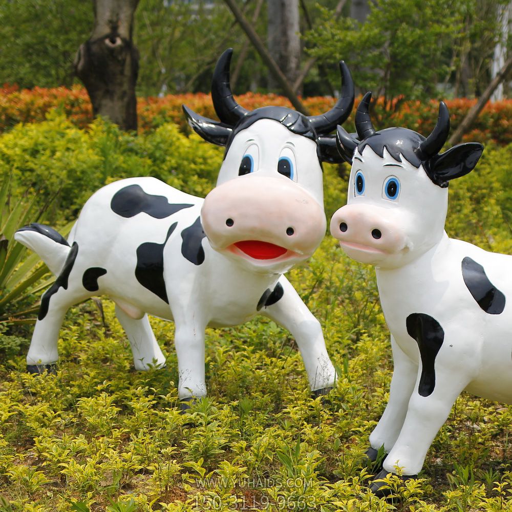 户外街道两只玻璃钢牛博鱼网页版