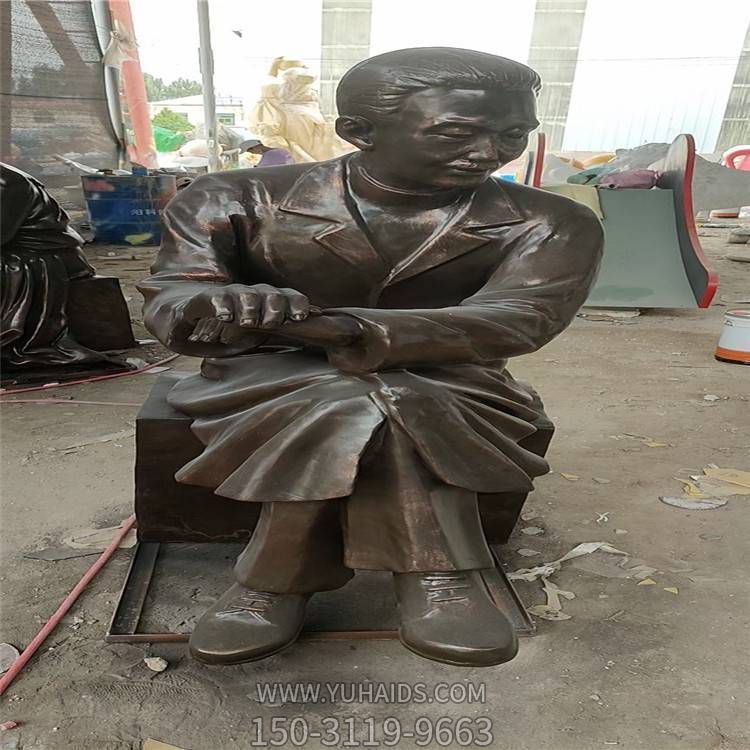 玻璃钢仿铜坐着的人物景观摆件博鱼网页版