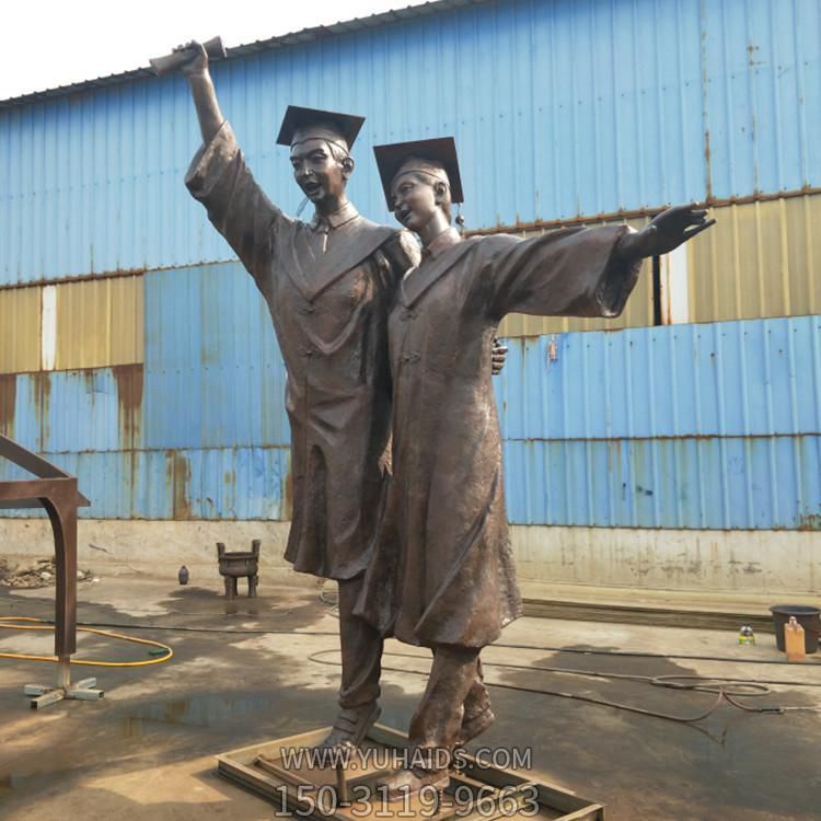 校园摆放玻璃钢仿铜学生拍毕业照雕像博鱼网页版