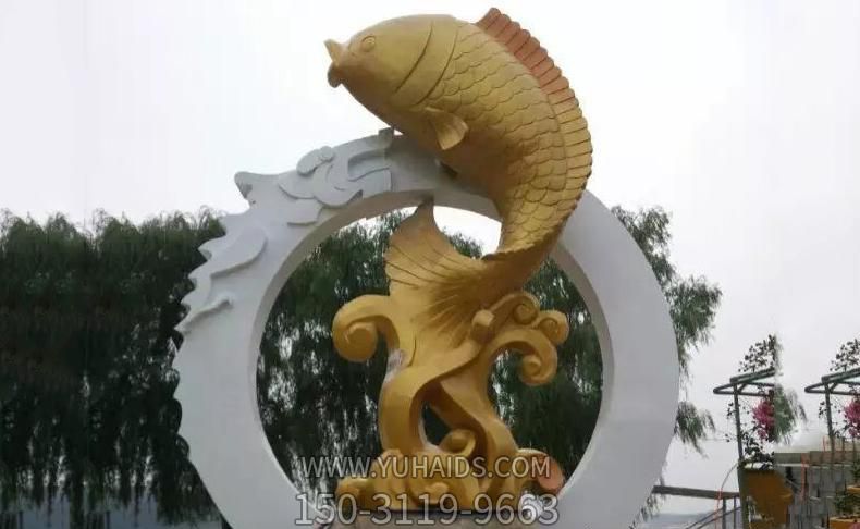 户外景区一只金色不锈钢跃龙门的鲤鱼博鱼网页版