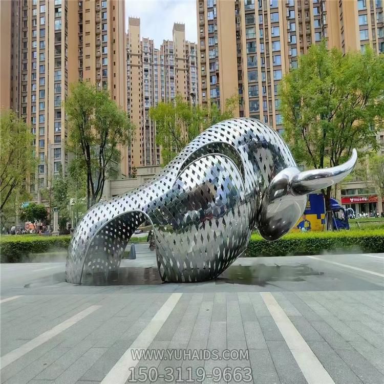 小区广场摆放不锈钢大型镂空抽象牛动物博鱼网页版