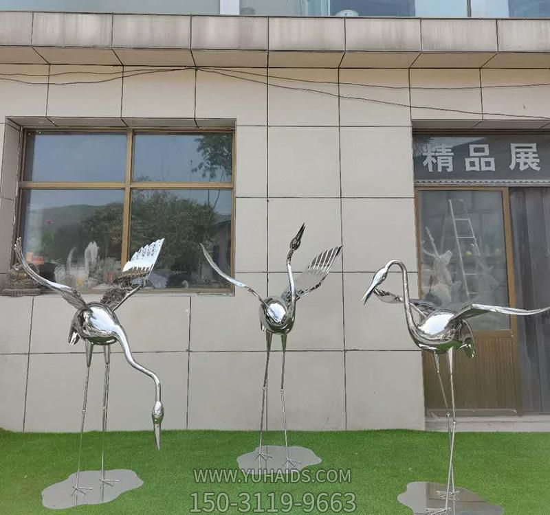 公园不锈钢镜面抽象展翅飞翔的鹤博鱼网页版