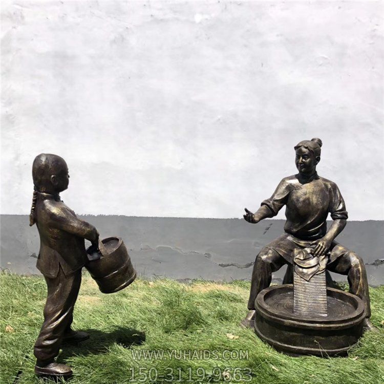 园林广场户外玻璃钢仿铜洗衣服的人物景观帮母亲提水的人物景观博鱼网页版