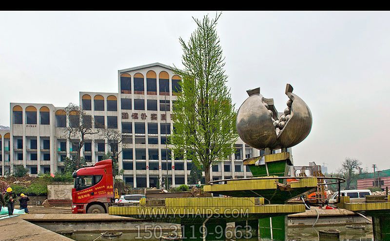 公园不锈钢裂开的石榴景观博鱼网页版