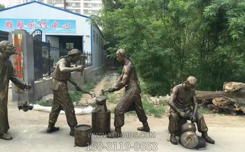 商场步行街摆放古人传统打铁人物鎏金玻璃钢博鱼网页版