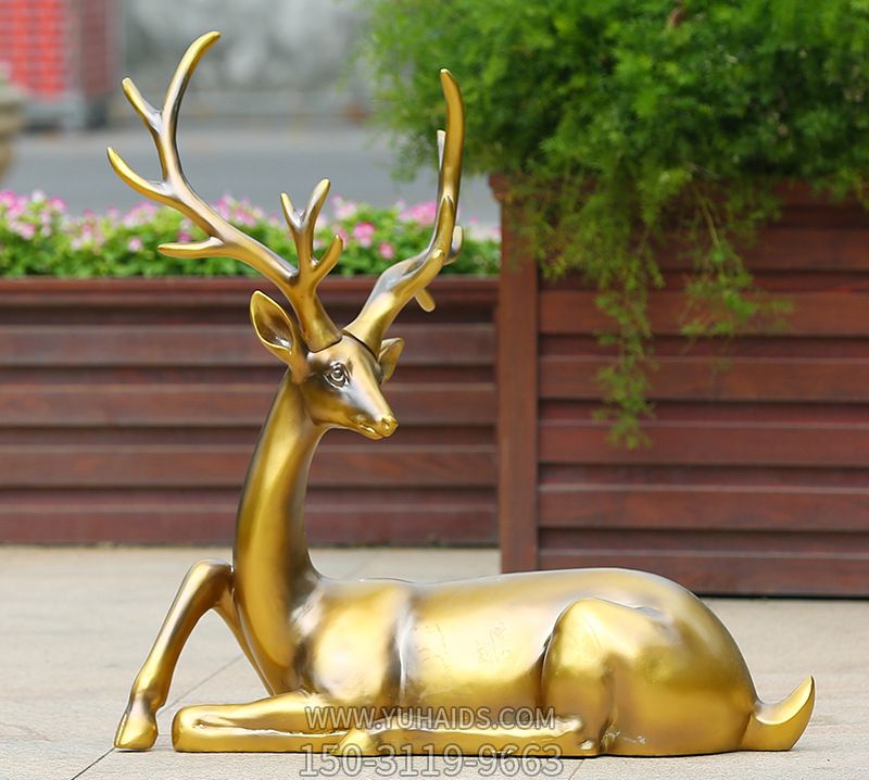 公园一只卧着的不锈钢喷漆鹿博鱼网页版