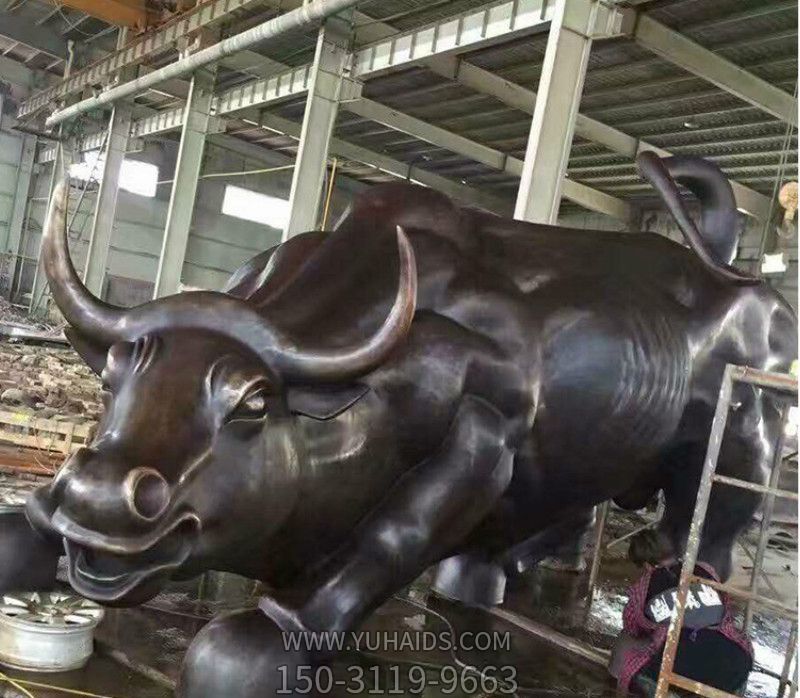 公园里摆放的一只黑色的微笑的玻璃钢创意华尔街牛博鱼网页版