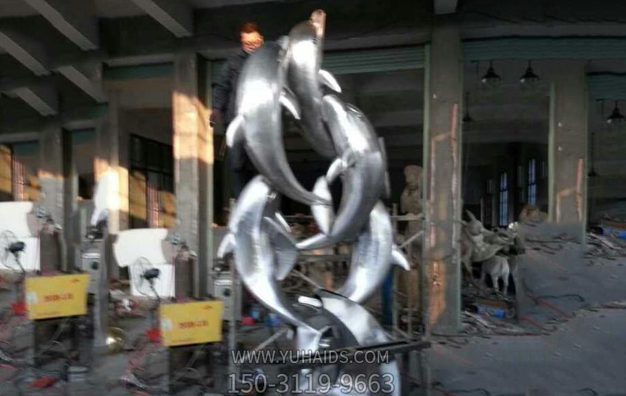 海边一群游玩的不锈钢海豚博鱼网页版