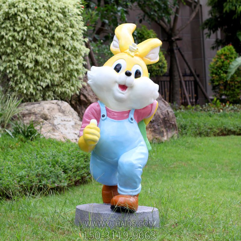 草坪一只行走的卡通树脂兔子博鱼网页版