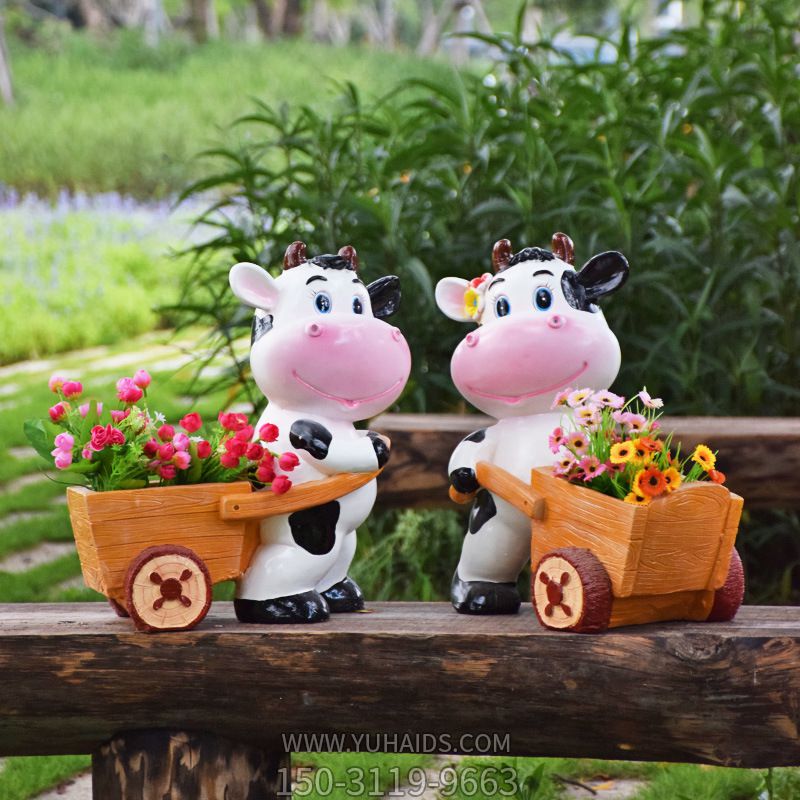 户外花园玻璃钢彩绘推着小车的奶牛博鱼网页版