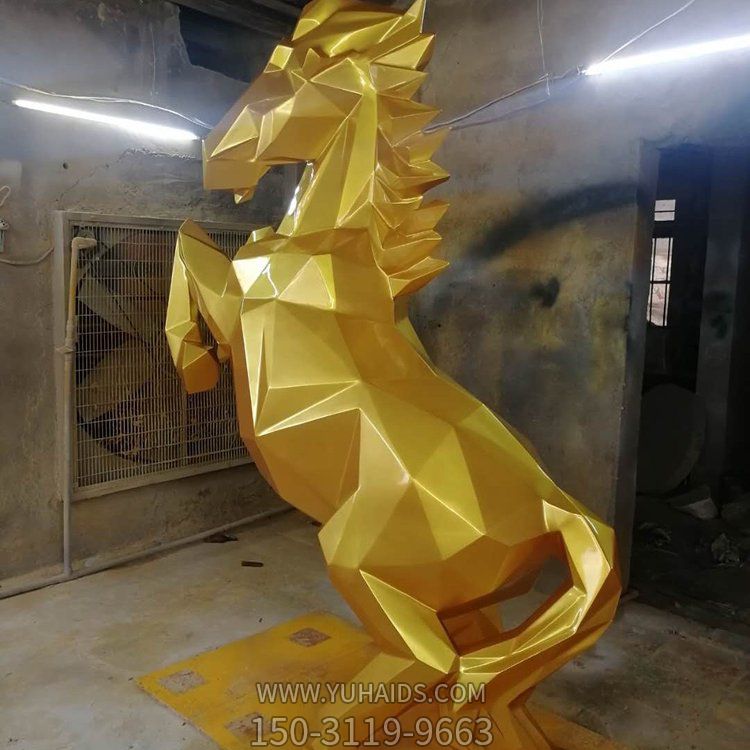 广场摆放玻璃钢仿铜几何马博鱼网页版