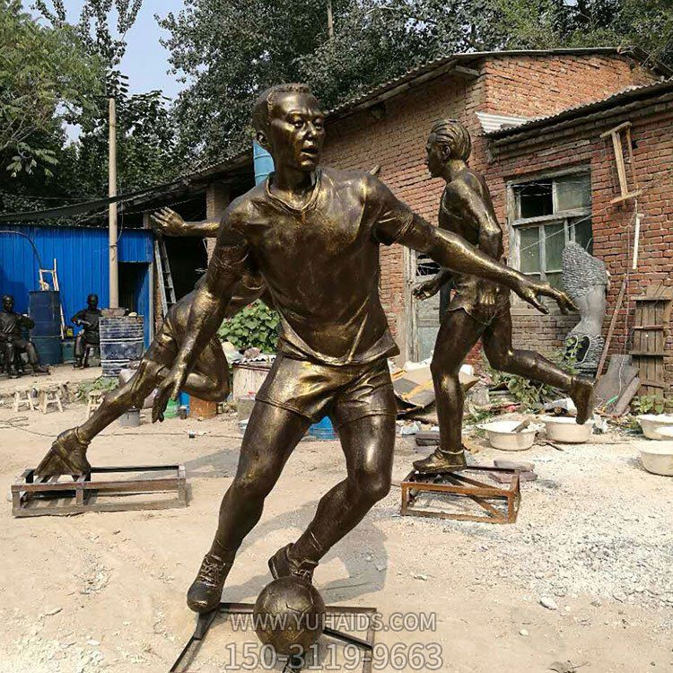 校园广场玻璃钢仿铜户外园林踢足球的人物景观博鱼网页版
