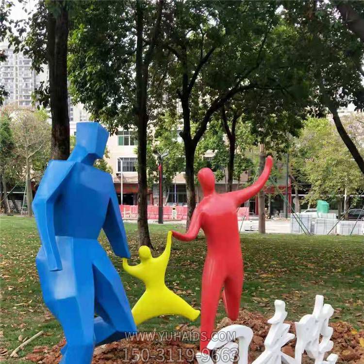 园林公园一家三口玻璃钢彩绘抽象人物景观摆件博鱼网页版