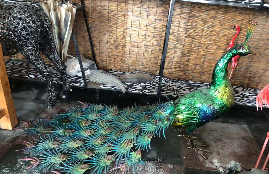 公园里一只散步的不锈钢镂空孔雀博鱼网页版