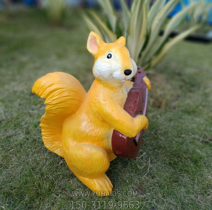 公园一只黄色弹琴的玻璃钢松鼠博鱼网页版