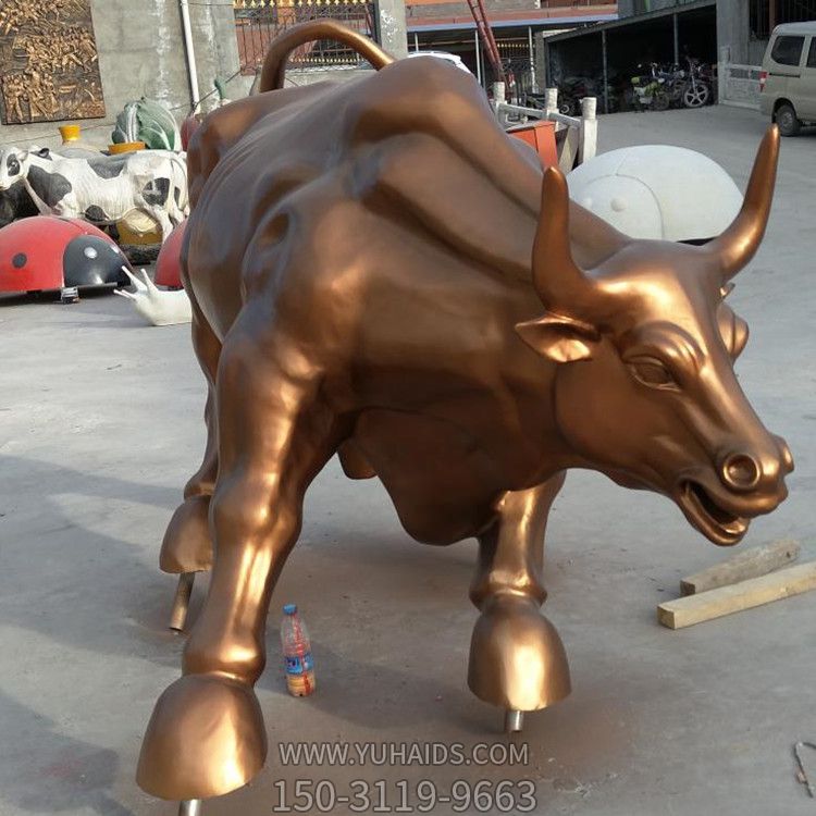 街道上摆放的歪头的玻璃钢金色华尔街牛博鱼网页版