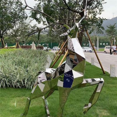 户外草坪绿地不锈钢镜面几何块面抽象梅花鹿博鱼网页版