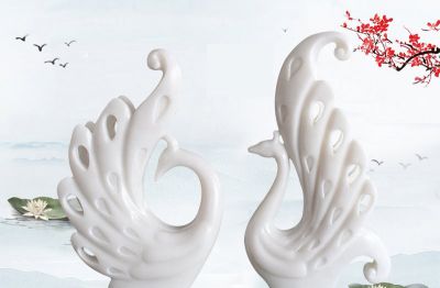 湖边摆放的两只相对的玻璃钢镂空孔雀博鱼网页版