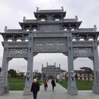 景区入口摆放仿古建筑青石三门五楼石雕牌坊