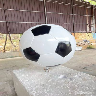 体育公园草地摆放玻璃钢仿真足球博鱼网页版