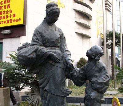 古代铜铸创意拉手母子博鱼网页版